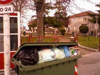 degrado_piazza_090415.jpg (27645 byte)