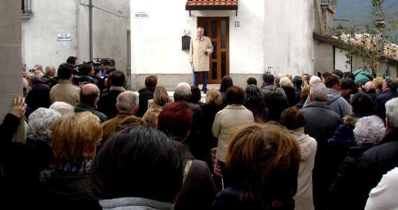 mino_pecorelli_inaugurazione_piazza_02.jpg (35665 byte)