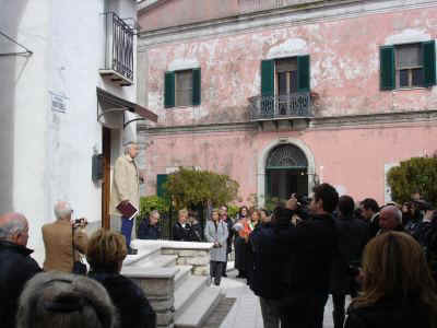 mino_pecorelli_inaugurazione_piazza_03.jpg (25846 byte)