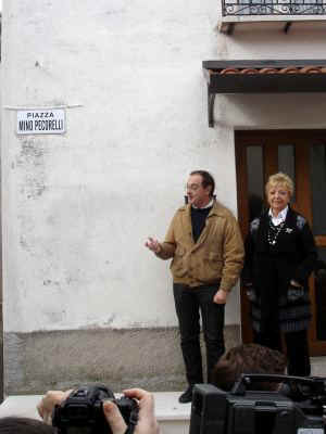 mino_pecorelli_inaugurazione_piazza_04.jpg (23863 byte)