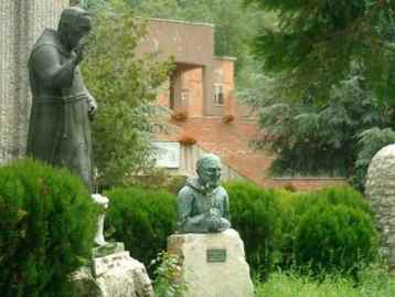 padre carmelo statua.JPG (52399 byte)